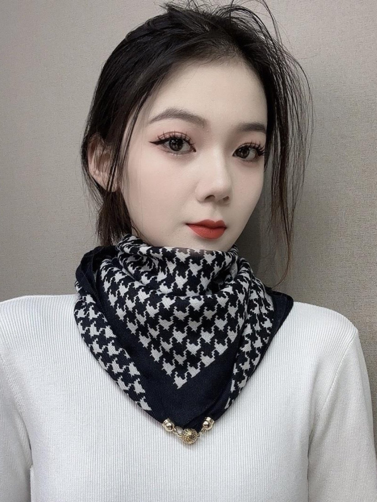 Autumn 2024 new retro-printed magnetic scarf with a warm neck scarf