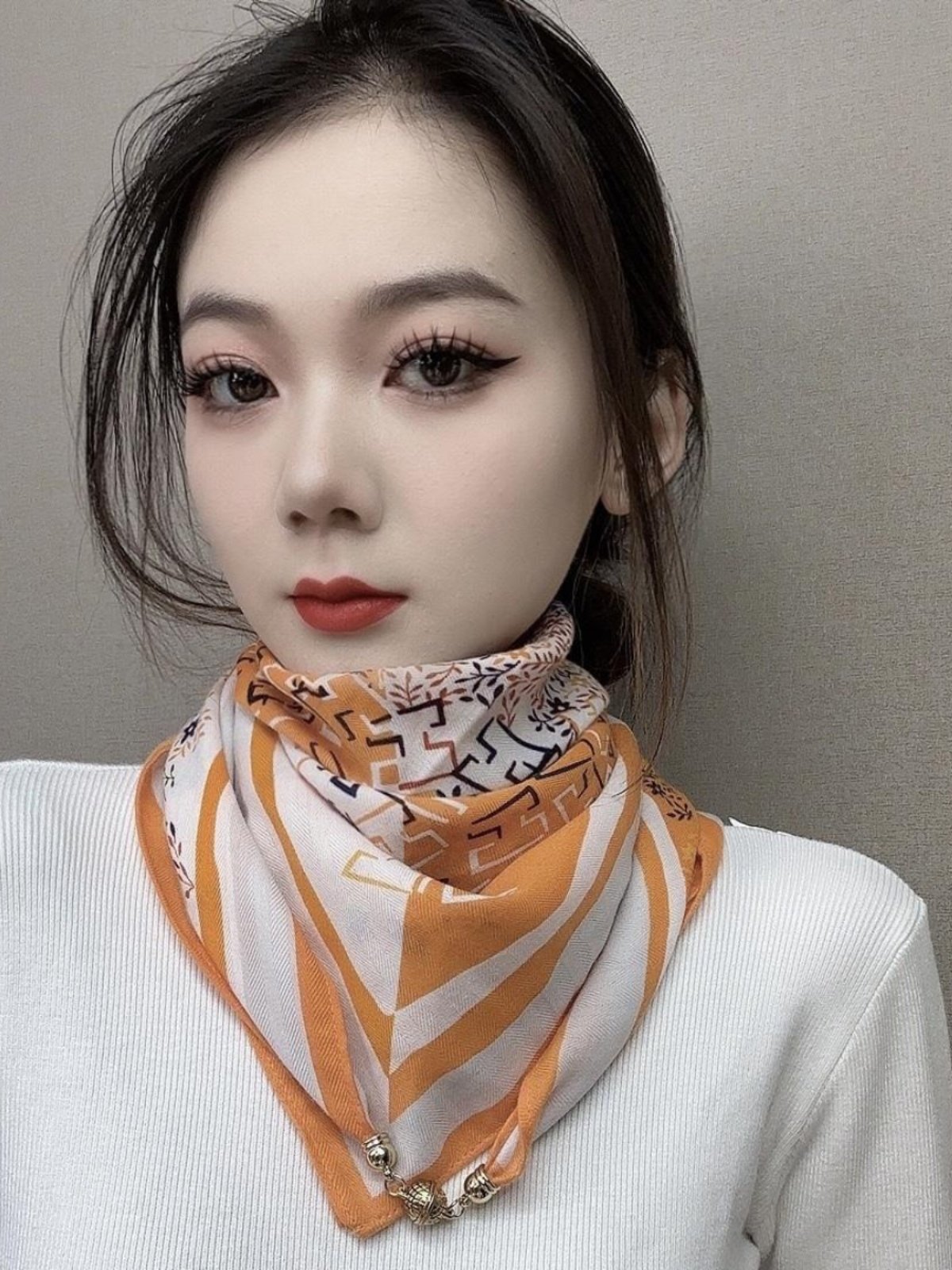 Autumn 2024 new retro-printed magnetic scarf with a warm neck scarf