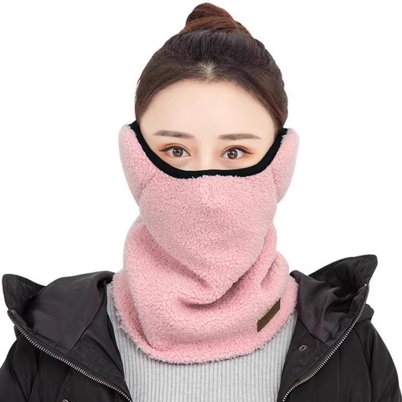 Ride-covered women's winter heat-shields with cold-protected necks on their outdoors