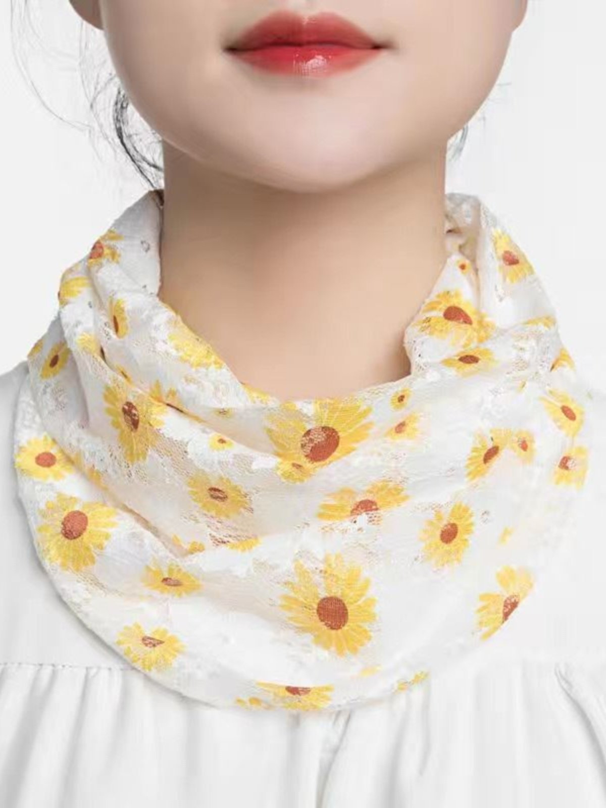 The old wind, the curvature laced with a turban-covered turban lady's thin-skinned ear veils, covered in summer