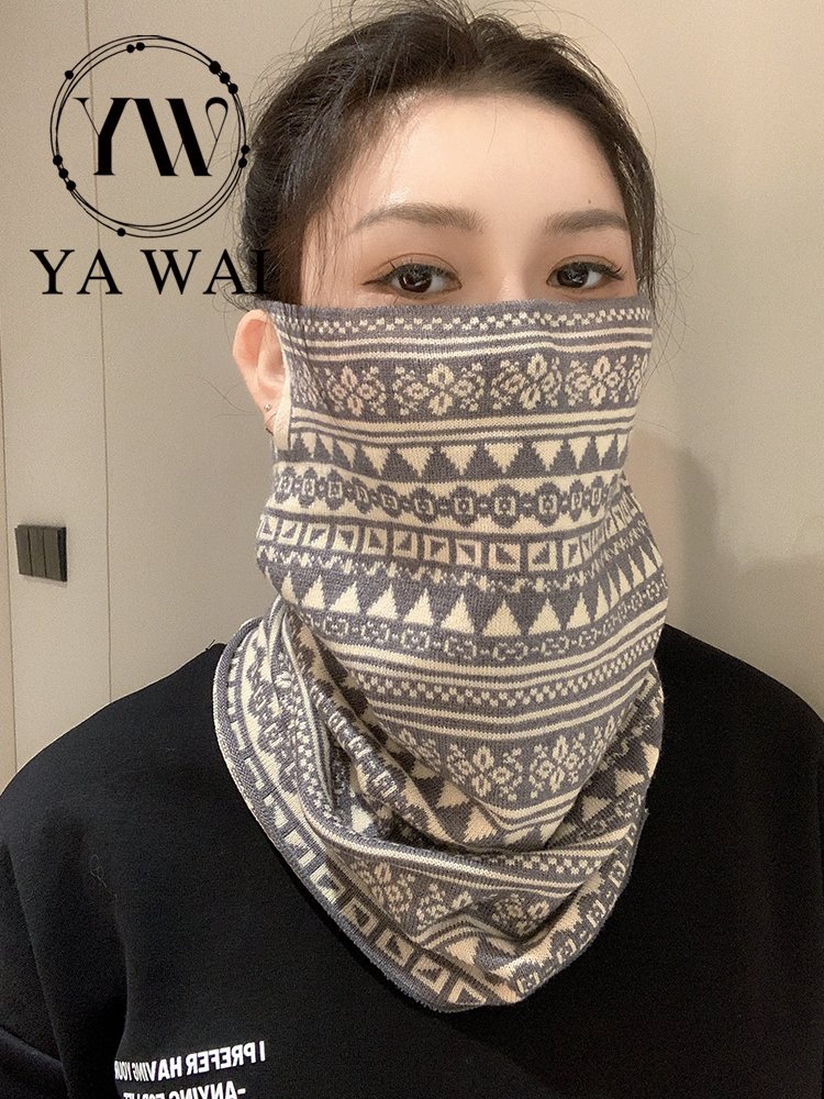 ♪ A girl with a hood with a long ear ♪