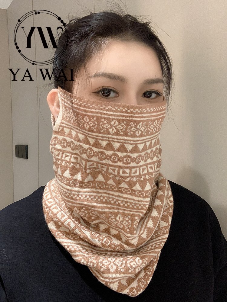 ♪ A girl with a hood with a long ear ♪