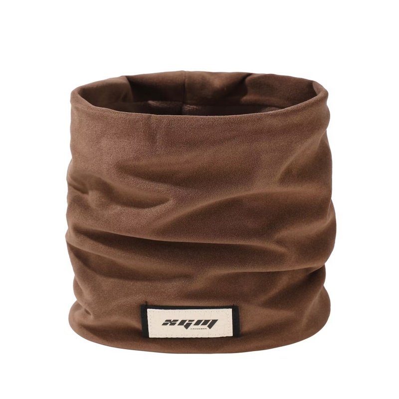 In the fall and winter, a man with a velvet velvet velvet on the back of the mountain riding a twirl scarf