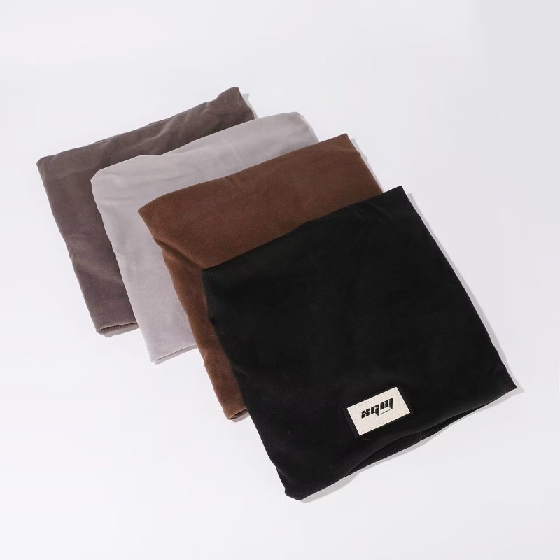 In the fall and winter, a man with a velvet velvet velvet on the back of the mountain riding a twirl scarf