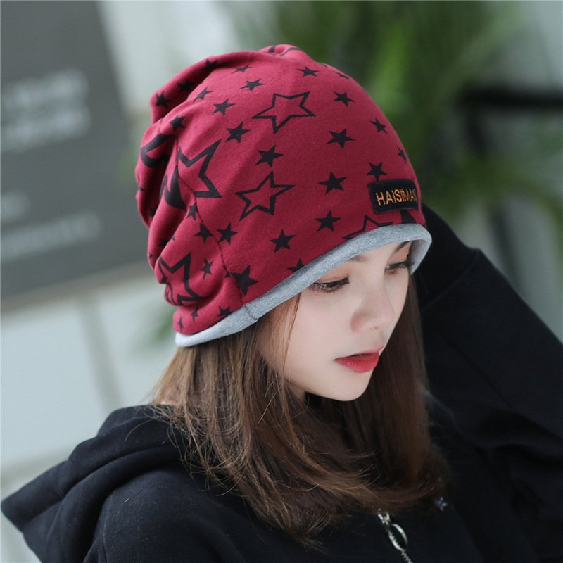 In the open autumn and winter, the magic turban will protect the face of the man and the woman with a thick scarf and a cotton hat
