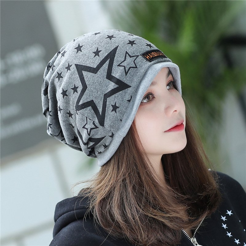 In the open autumn and winter, the magic turban will protect the face of the man and the woman with a thick scarf and a cotton hat