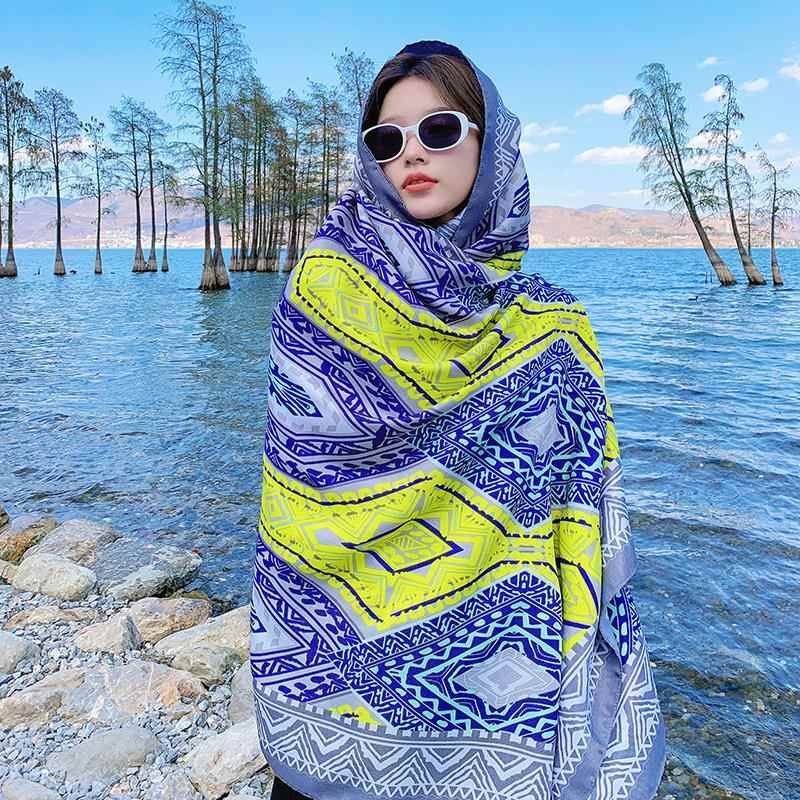 The national wind shawl in Xinjiang, Tibet's Great North-West Tour, wears a sand-head scarf in the sun and desert