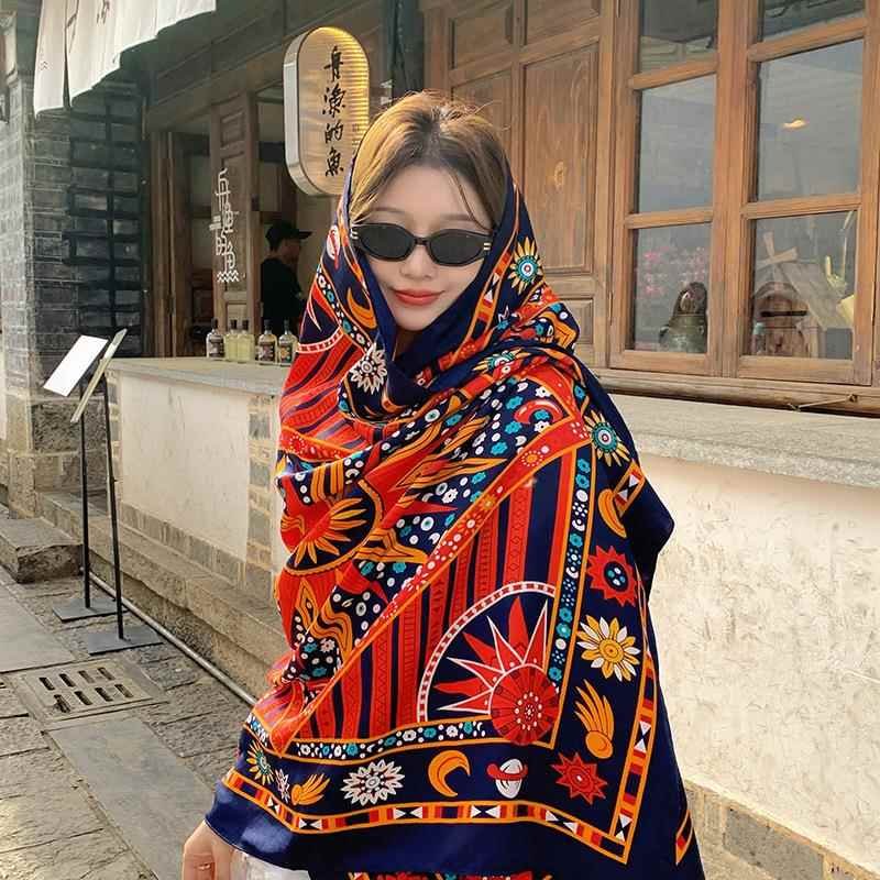 The national wind shawl in Xinjiang, Tibet's Great North-West Tour, wears a sand-head scarf in the sun and desert