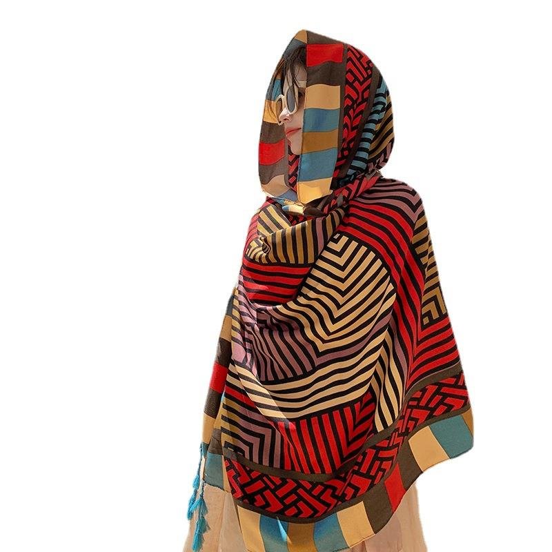 The national wind shawl in Xinjiang, Tibet's Great North-West Tour, wears a sand-head scarf in the sun and desert