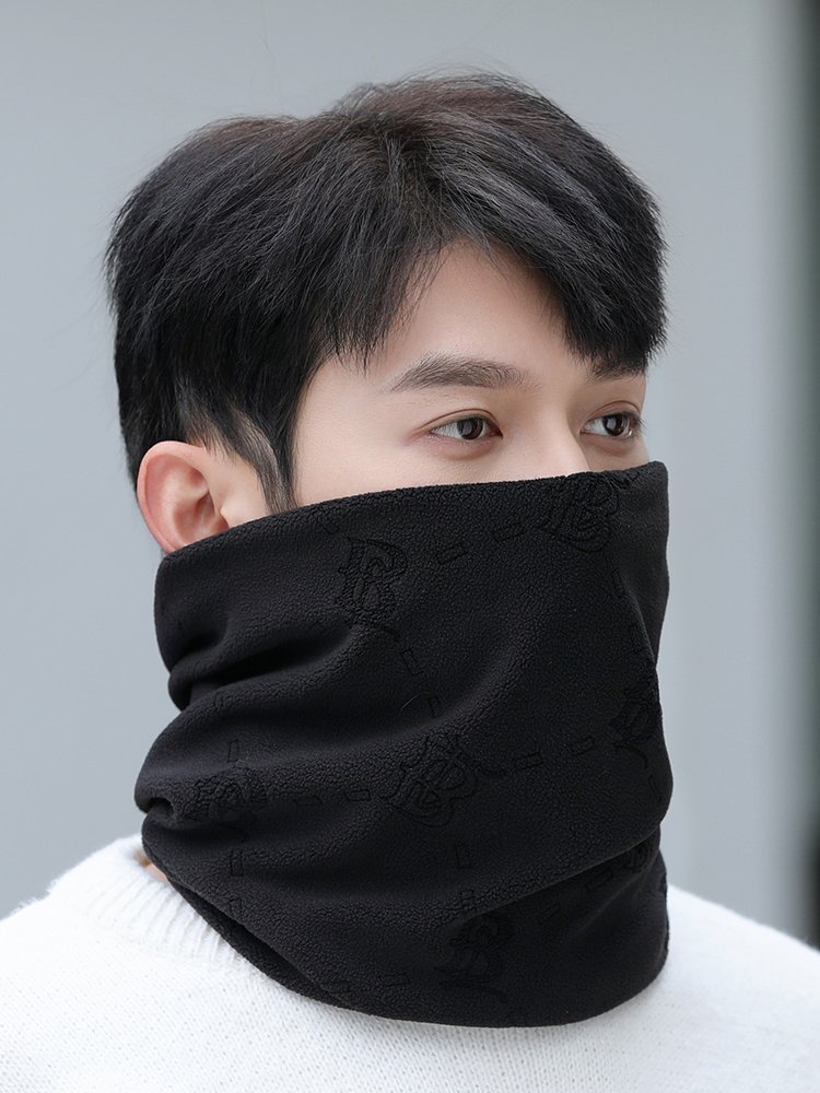 A man who rides a face mask and warms her magic turban in the autumn and winter