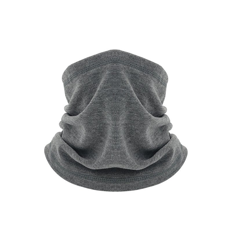 A cold-covered bonnet for winter skiing and skiing