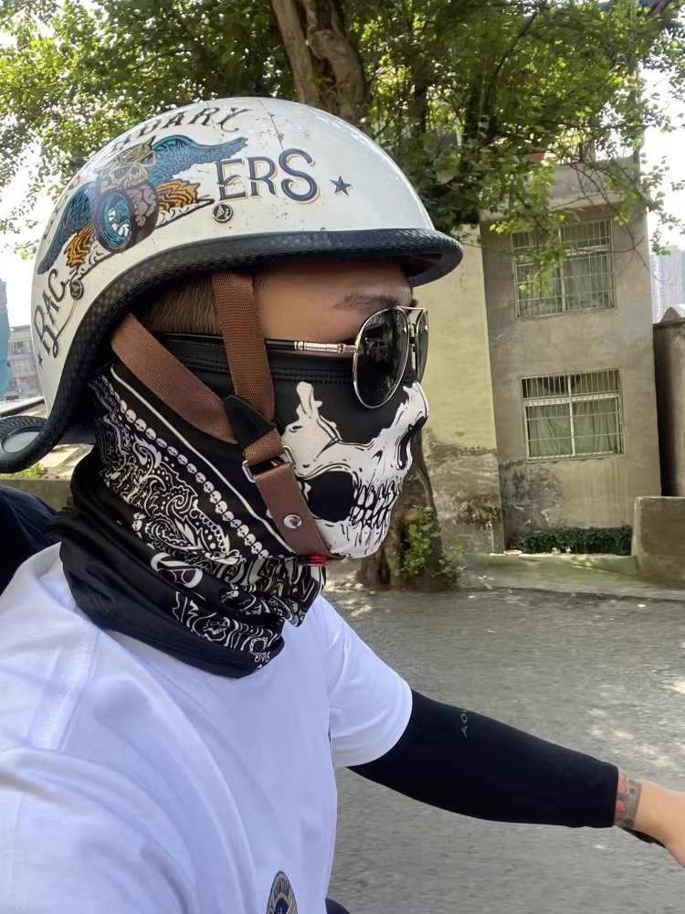 AN OUTDOOR MOTORCYCLE RIDE WITH A SUNSCREEN 3D MAGIC TURBAN AROUND THE AIR-SKULL MASK