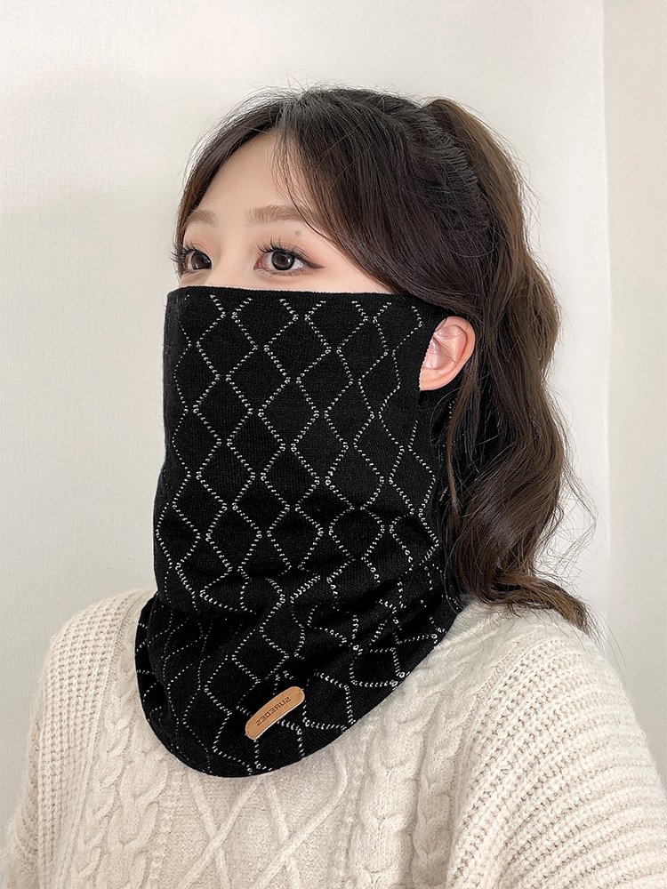 A small scarf with a thin wind-proof cyclist with a knitted earknob for men and women with a warm hood for the winter neck