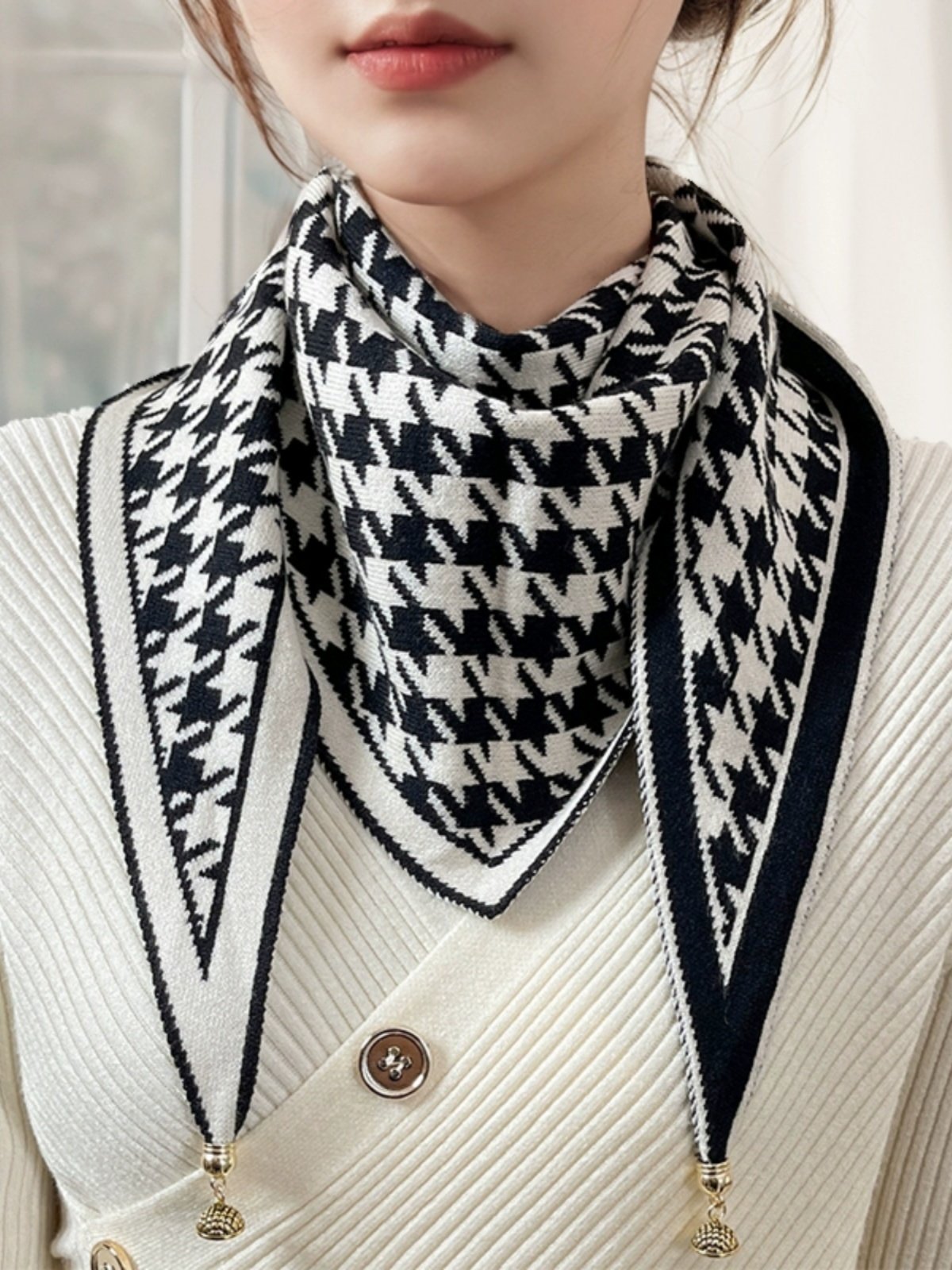 A new 2024, double-sided magnetic suffocation scarf, multi-heating neck
