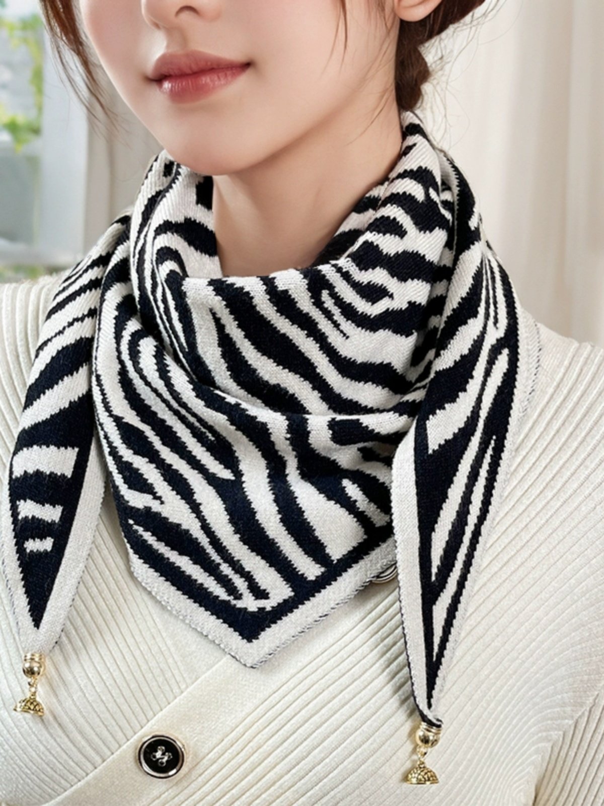 A new 2024, double-sided magnetic suffocation scarf, multi-heating neck