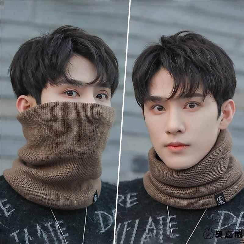 A man with a small neck and a velvet in winter and a thick tweezer