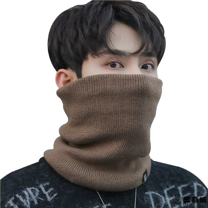 A man with a small neck and a velvet in winter and a thick tweezer