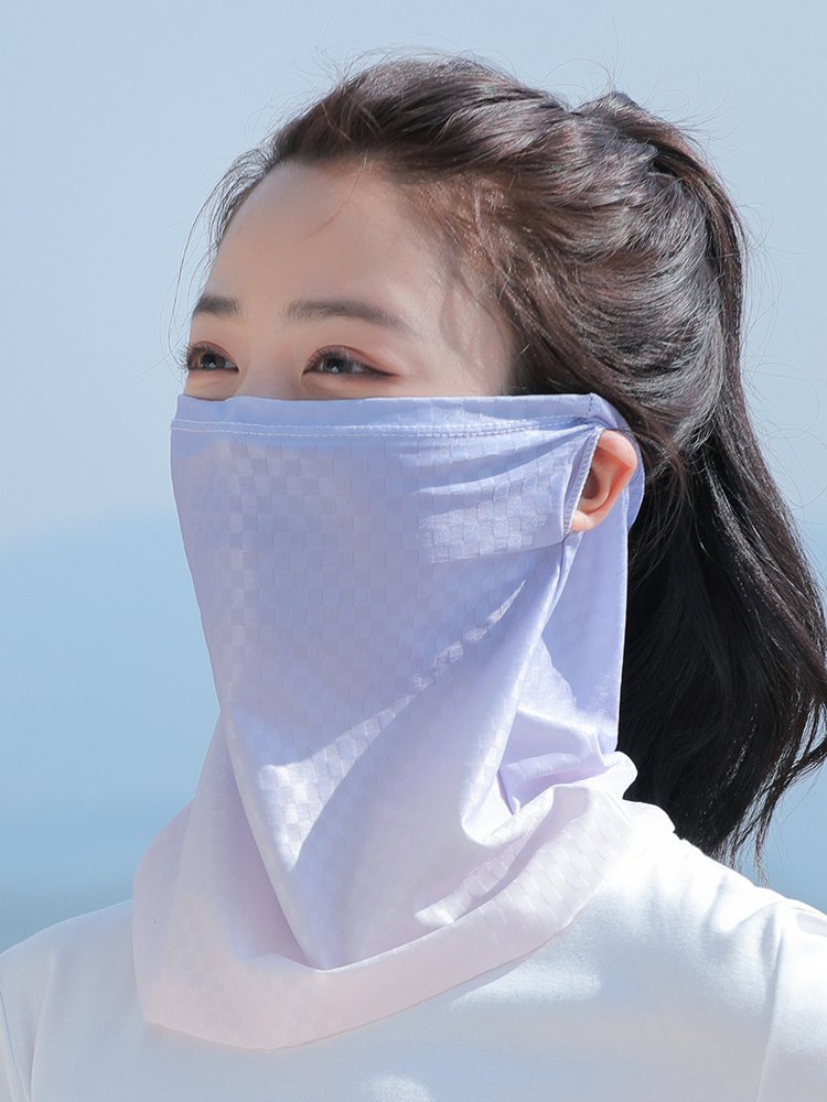 Car-skinned tan mask with a woman on her face, driving a neck scarf outside the house to raise a hive