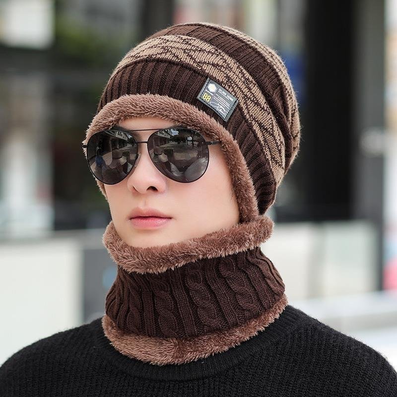A man with a hat and a tweezer in winter and a warm, warm, cold, outdoor, cold cycling to a mountain and a winter cotton hat