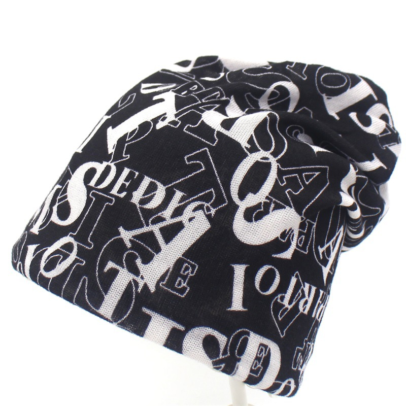 Sporting headscarf warms the face mask, and the men and women ride around the house in the autumn and winter to protect their necks