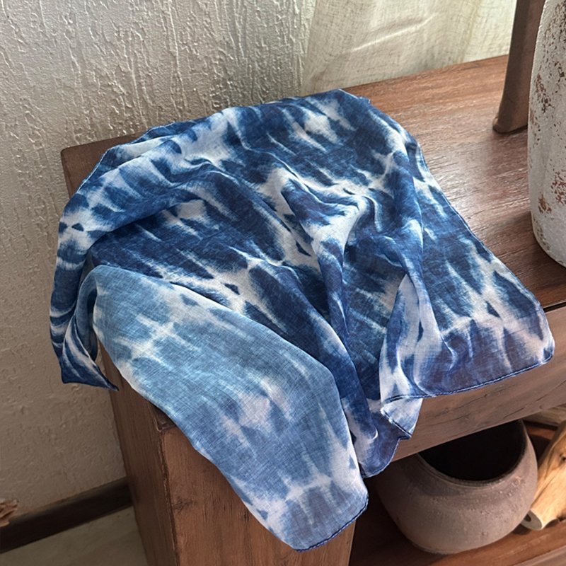 [Miyagi] The turban lady's turban protects the neck with a blue dyed turban