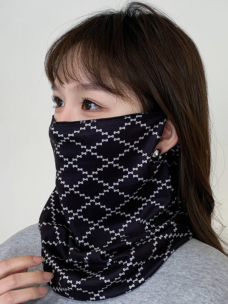 In the autumn and winter, the turban hats protected the cyclist