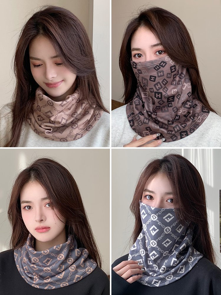 A woman with a cyclist ear mask travels outside the Korean version of autumn winter to protect her neck and neck