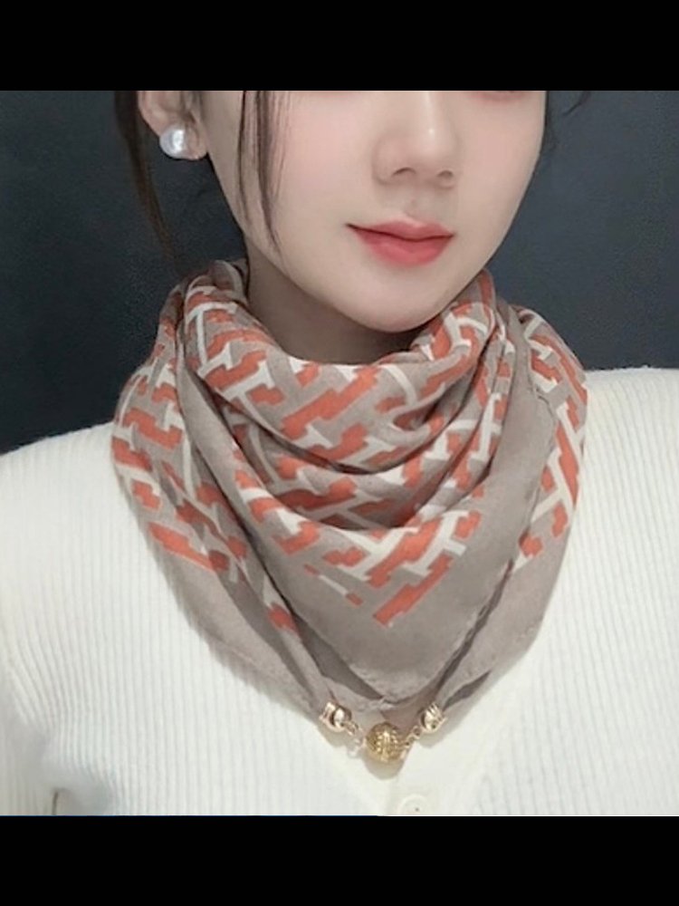 A new 2024 shawl in autumn winter for the little neck-sniff girl