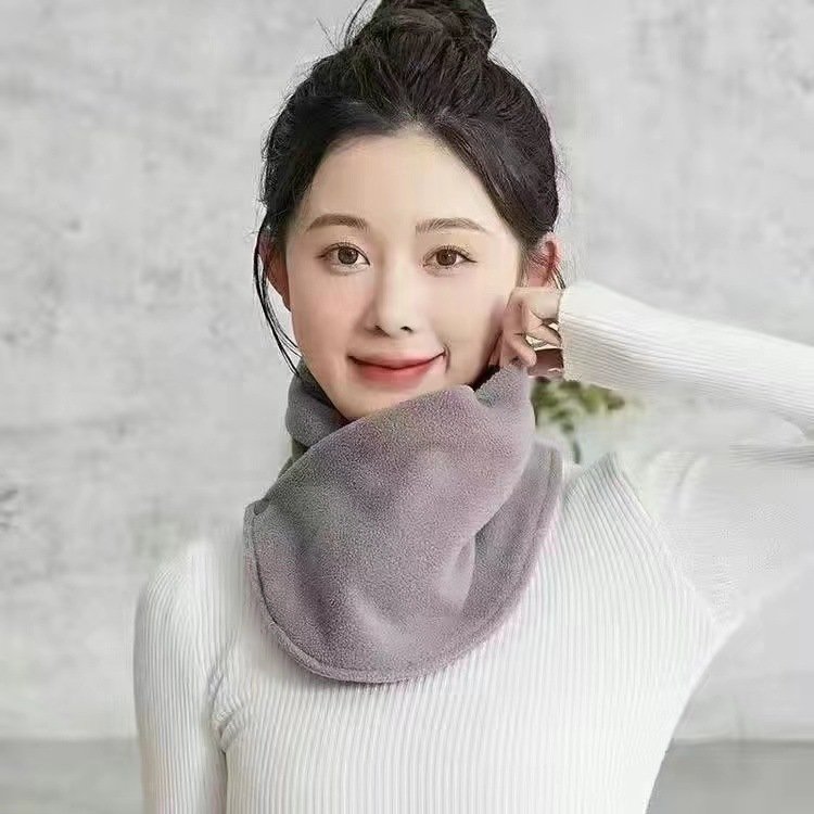 A woman rides a scarf with a warm and warm neck for her winter neck, a wind-proof neck-sniffing twig