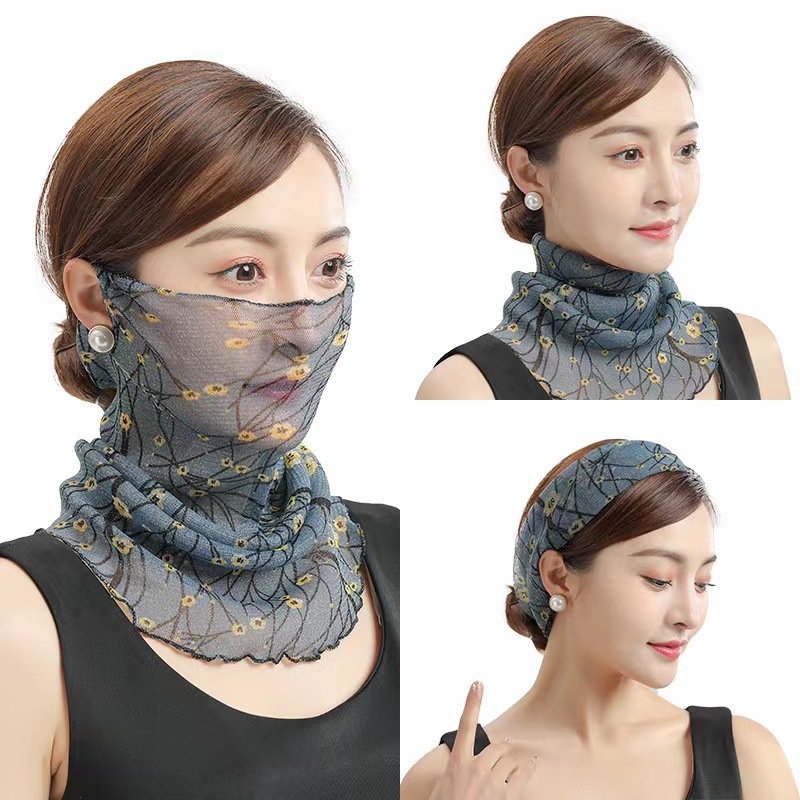 The sun-faced little girl covered her face in the summer with a neck-protected turban around her neck