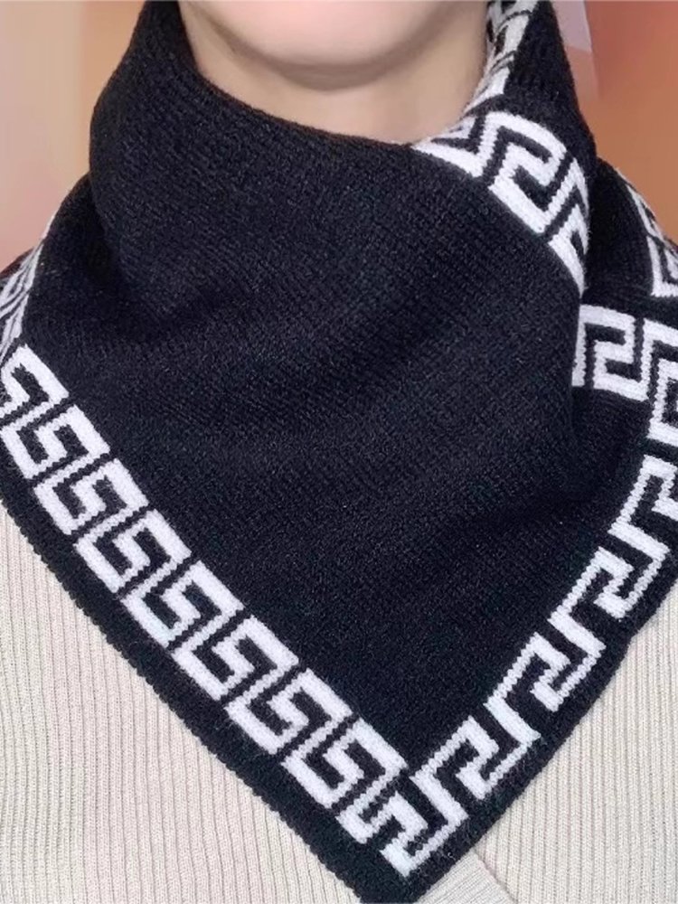 "Autumn and winter velvet velvet, a man and a woman who wear lazy scarfs to keep their necks warm."