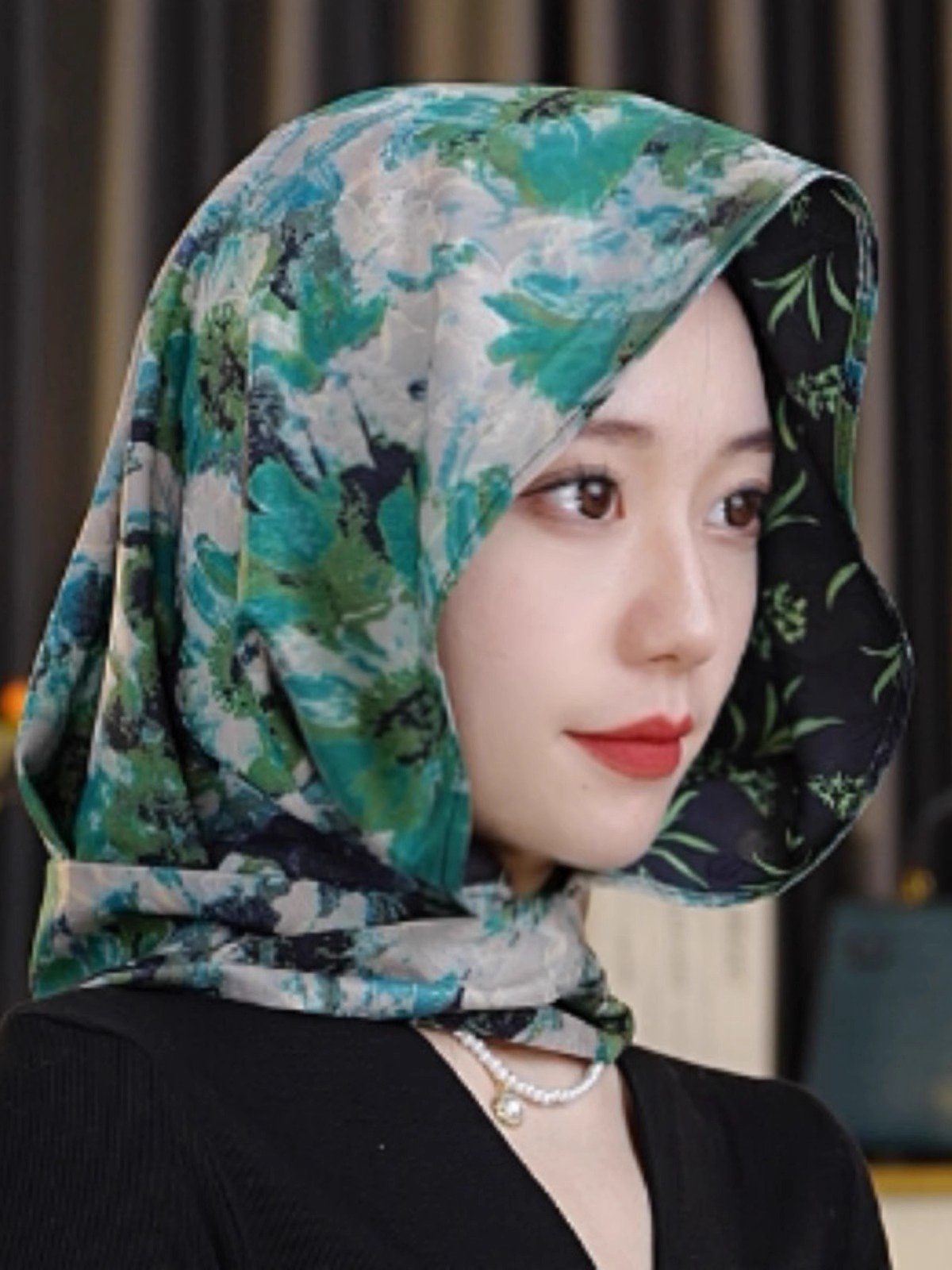 A new 2024 scarf for the turban girl. Take pictures with your hat