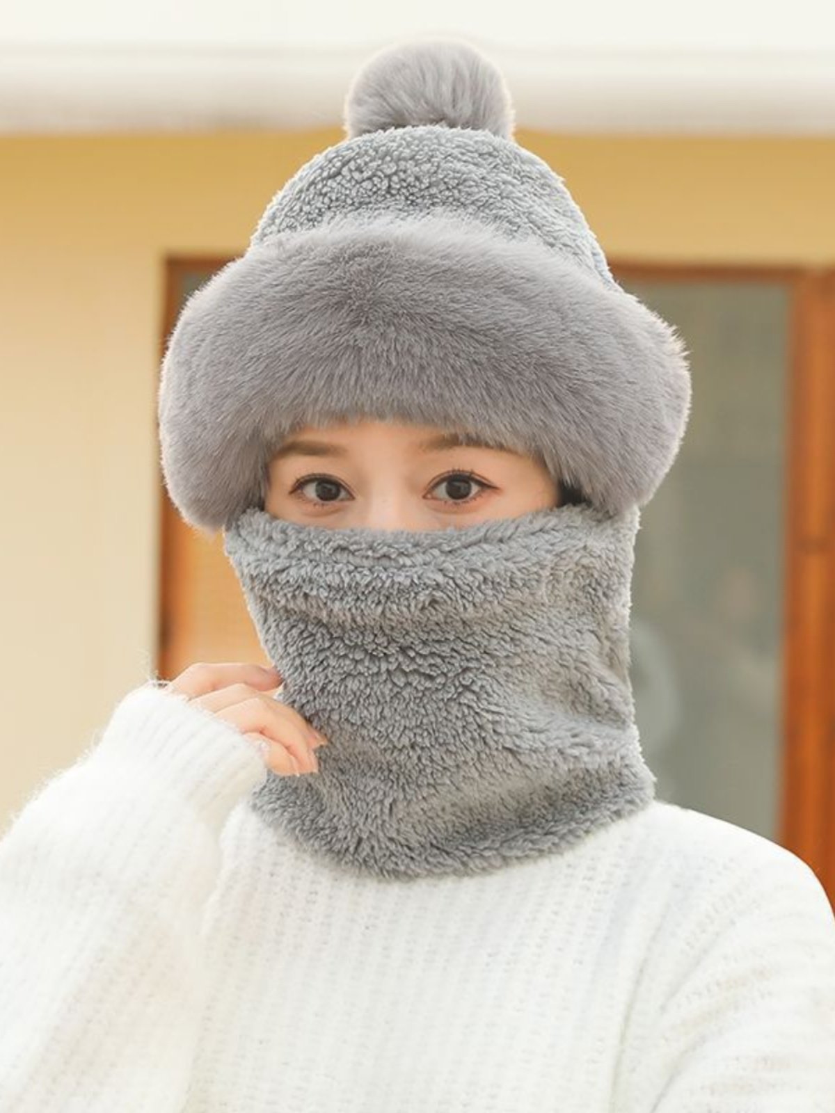 The hat girl rides a hood in the autumn and winter