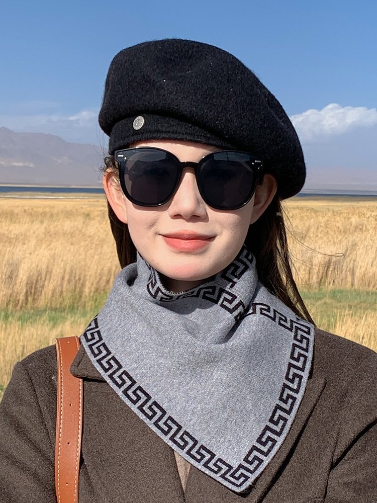 Ms. Shaft, warm outdoors during the autumn and winter, wears a fashion photo of the wind and cold scarf