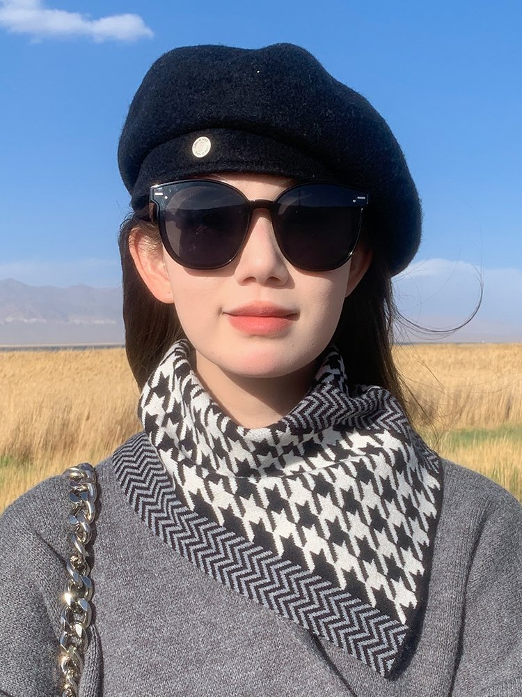 Ms. Shaft, warm outdoors during the autumn and winter, wears a fashion photo of the wind and cold scarf