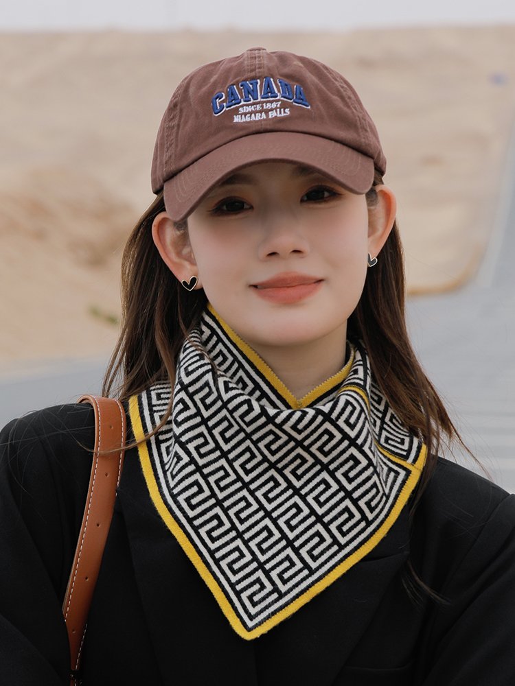 Ms. Shaft, warm outdoors during the autumn and winter, wears a fashion photo of the wind and cold scarf