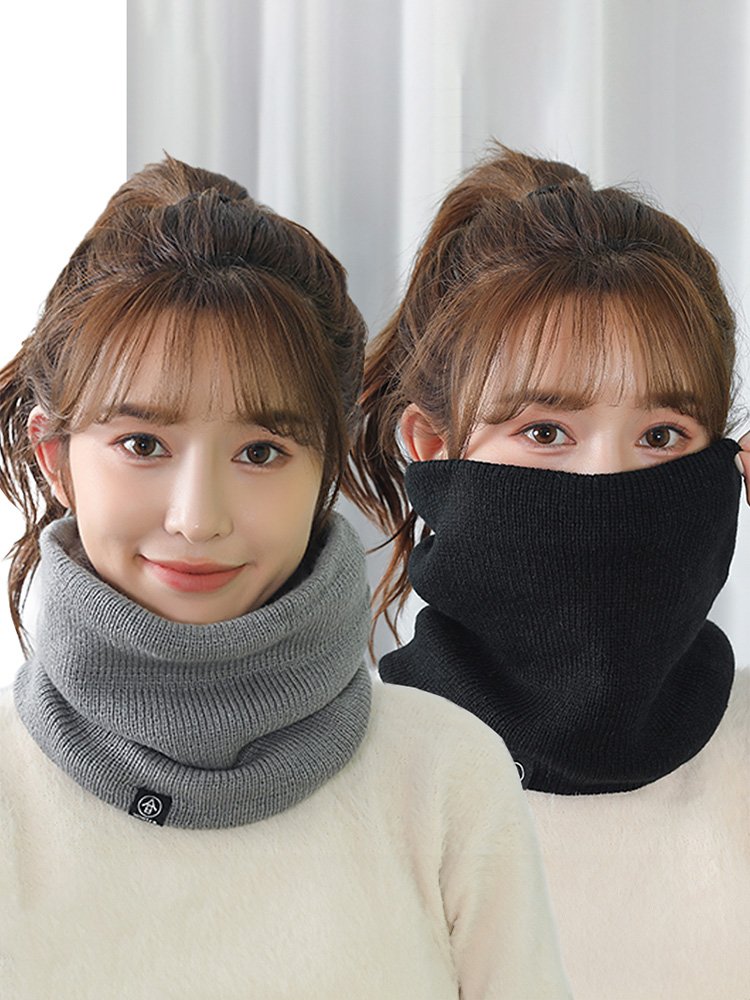 In the winter, Ms. Frozen Mask Quaffles warmed up with cold scarf thaws