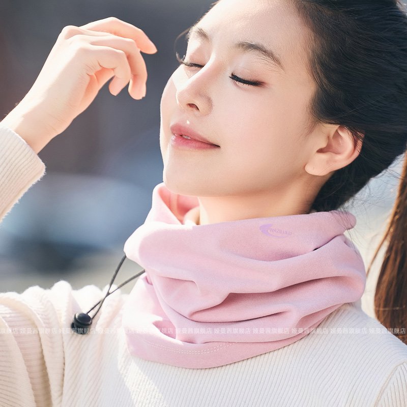 Ride with wind and masked women to keep their neck warm during the winter