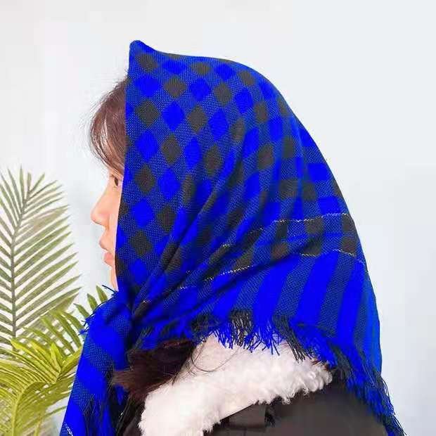 Rural women with turbans work in a wind-proof scarf to protect the nation's grandmother's old turban