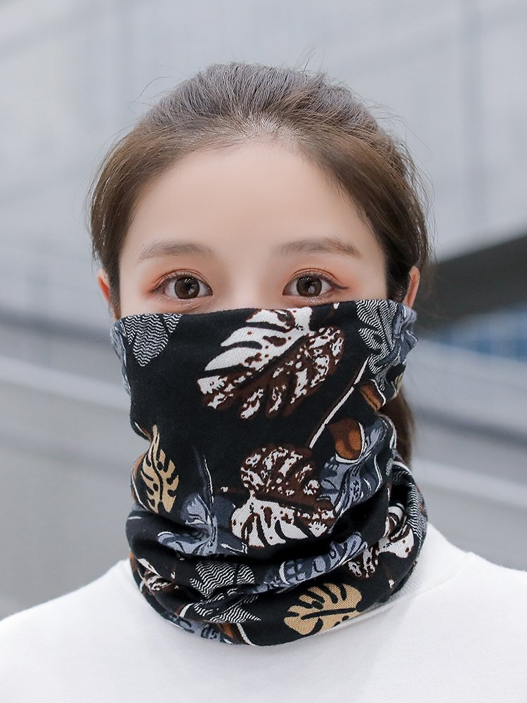 A man who runs on the outer side of a warmed-up mask with a winter-proof turban