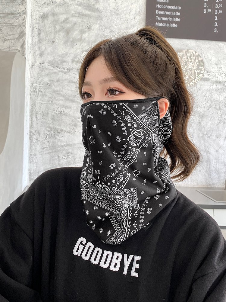 A man with a velvet and a wind mask in her face for the winter