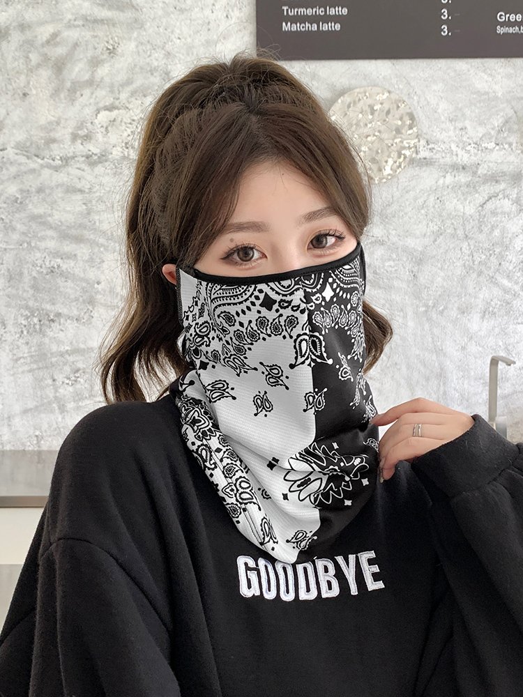 A man with a velvet and a wind mask in her face for the winter