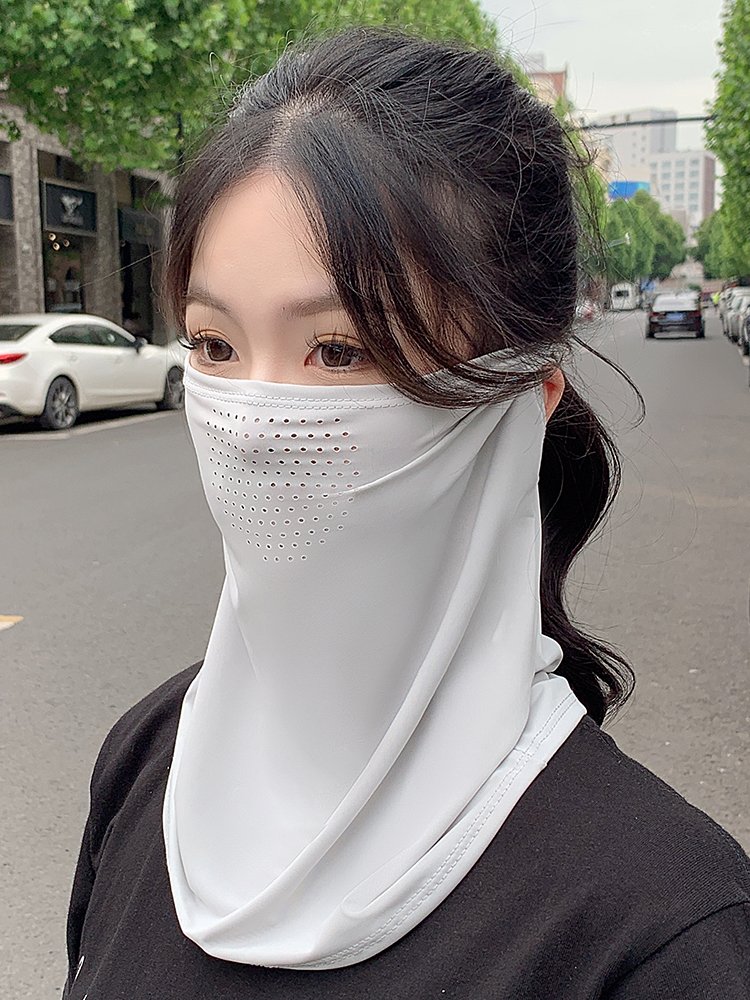 The sunscreen masked woman riding around her neck with a headscarf mask to protect the neck of a girl with an iced veil