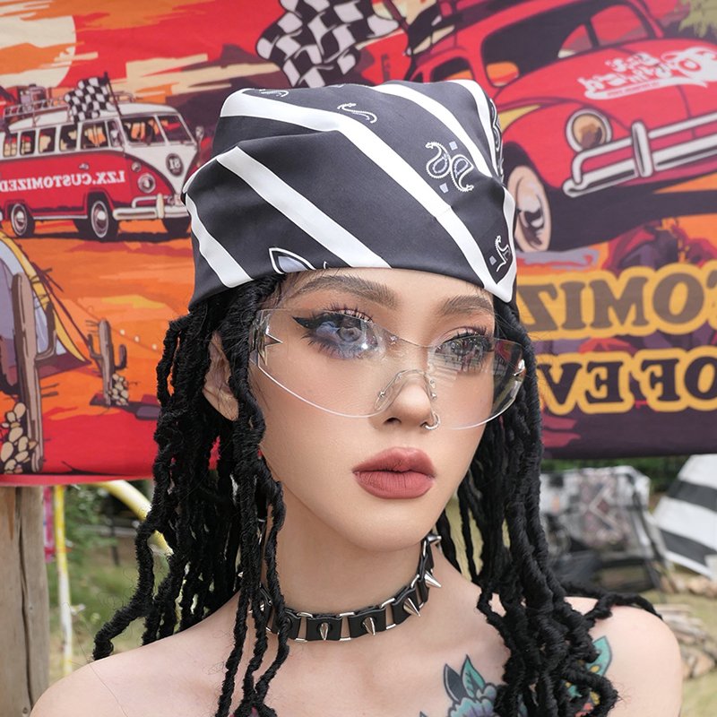 The pirate turban man at Yoh Hashima rides in summer to protect a woman with a turban on her chest