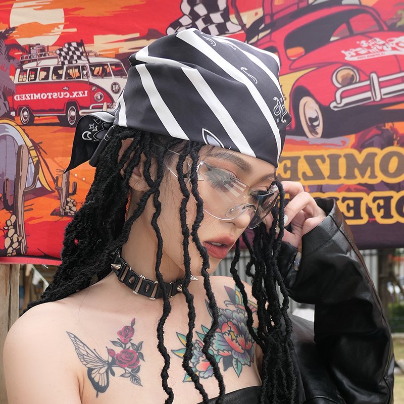 The pirate turban man at Yoh Hashima rides in summer to protect a woman with a turban on her chest