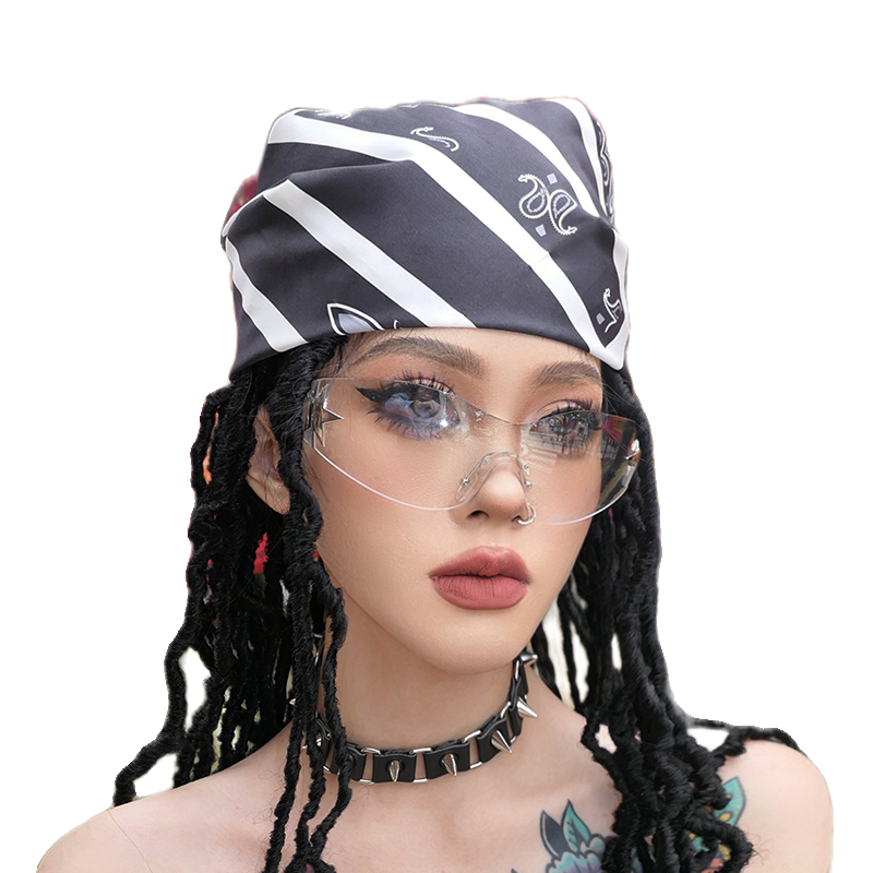 The pirate turban man at Yoh Hashima rides in summer to protect a woman with a turban on her chest