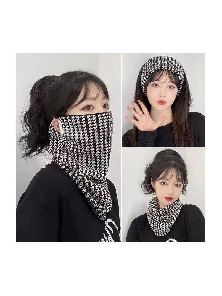 "Autumn and winter wind masked on a warm, cold-faced face mask for a neck-and-crowded male."