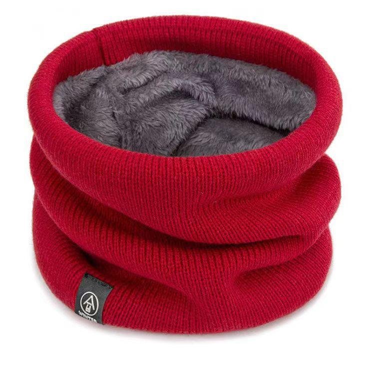 In the winter, both men and women will ride their hoods outside the house, knitting their necks