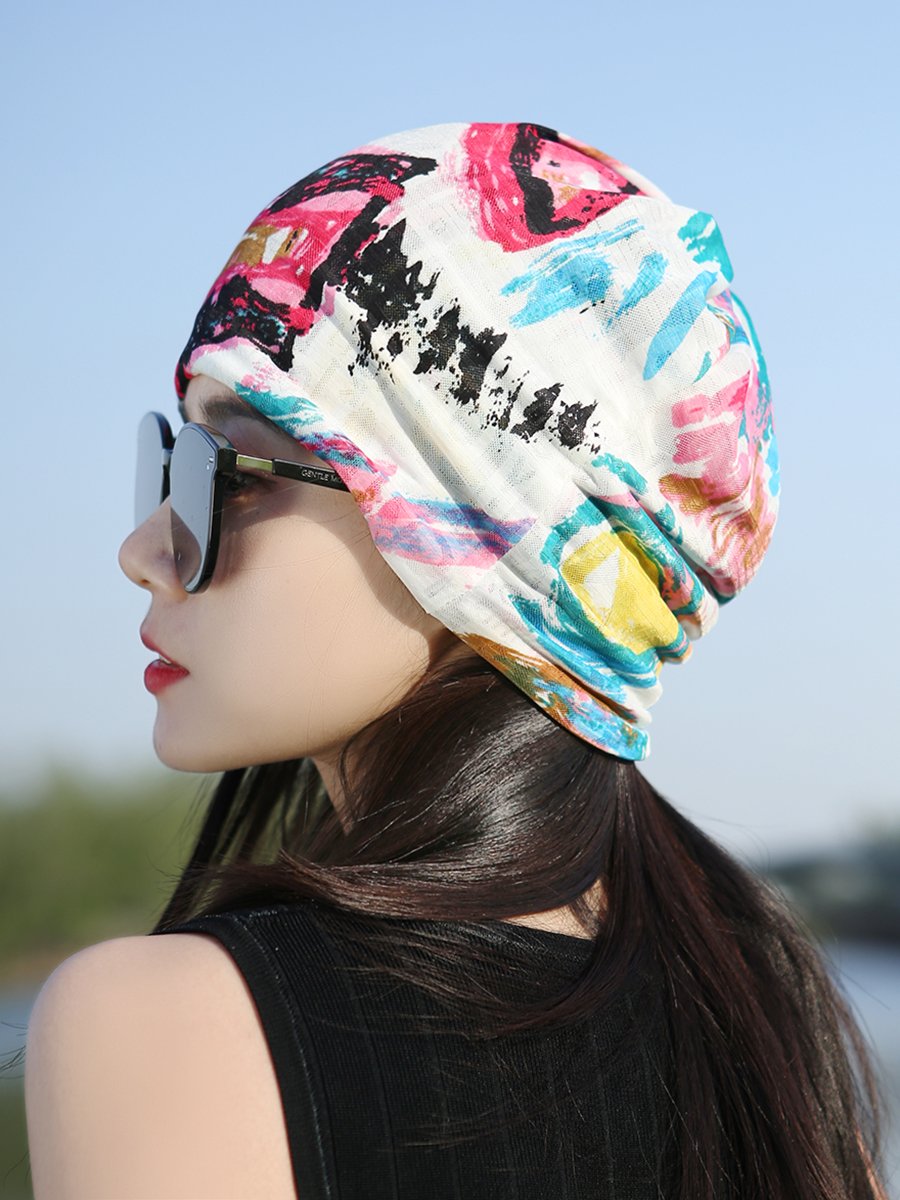 A woman with a turban hat has a turban and a turban and an outdoor exercise in the summer