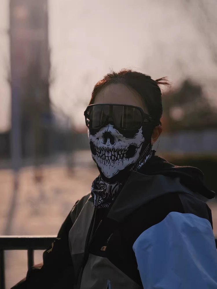 AN OUTDOOR MOTORCYCLE RIDE WITH A SUNSCREEN 3D MAGIC TURBAN AROUND THE AIR-SKULL MASK